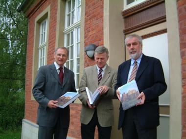 Vor Haus Nottbeck: Landrat Dr. Wolfgang Kirsch, Kulturdezernent Prof. Dr. Karl Teppe und der wissenschaftliche Leiter des Instituts für vergleichende Städtegeschichte Prof. Dr. Peter Johanek. <br>Foto: LWL</br>
