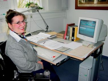 Dr. Simone Epking arbeitet im LWL-Archivamt. Dank technischer Hilfsmittel kann sie dort ohne Beeinträchtigung arbeiten. <br>Foto: LWL</br>