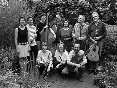 Das Rossi-Ensemble begleitet im LWL-Freilichtmuseum eine Sängerin, die alte, traditionelle Handwerkerlieder vorträgt. <br>Foto: LWL</br>