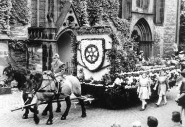 Der Festumzug war 1952 Höhepunkt der 1000-Jahrfeier in Wiedenbrück, er bildet einen Schwerpunkt im Film. <br>Repro: LWL</br>