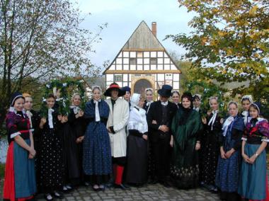 Paderborner Tanzgruppe im Paderborner Dorf des LWL - Freilichtmuseum Detmold.<br>Foto: Keikutt</br>