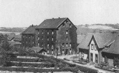 Das Schachtgebäude der Spateisensteinzeche Müsen III in Welper. Die in den 1860er Jahren errichtete Zeche wurde 1873 stillgelegt, das Schachtgebäude zum Wohnhaus umgebaut. In den 1970er Jahren riss man das Gebäude ab.<br>Foto: LWL</br> 