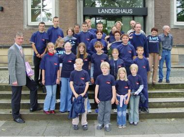 In den neuen T-Shirts mit LWL-Logo vor dem Landeshaus: russische Schüler zu Gast in Münster. <br>Foto: LWL</br>