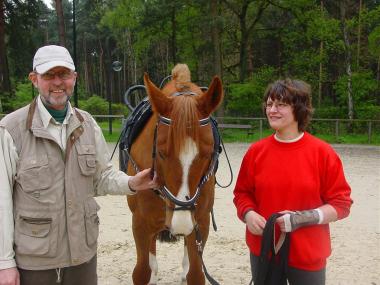 Wolfgang Baum und Vera-Maria Penning-Baum mit dem Brandenburger Gin-Darius. Die Reittherapeuten aus der LWL-Klinik in Marl-Sinsen bilden die Pferde für ihre Arbeit selber aus. <br>Foto: LWL</br>