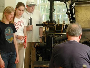 Schülerinnen und Schüler aus dem LWL-Berufsbildungswerk Soest testen die neuen Führungen im Westfälischen Freilichtmuseum Hagen. <br>Foto: LWL</br>