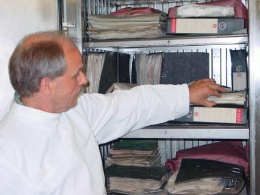 Reinhold Sand vom LWL-Archivamt zeigt, wie die Archivalien getrocknet werden. <br>Foto: LWL</br>