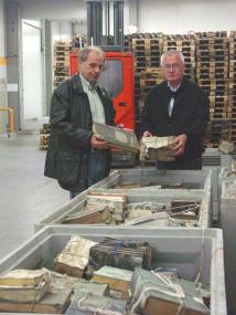 Reinhold Sand (l.) und Rickmer Kießling vom LWL-Archivamt begutachten die durchnässten Dokumente aus Grimma. <br>Foto: LWL</br>