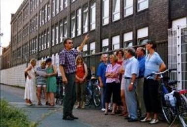 Mit dem Fahrrad in die Textilgeschichte: Museumsleiter Dr. Hermann Josef Stenkamp begleitet die Gruppe.<br>Foto: LWL</br>