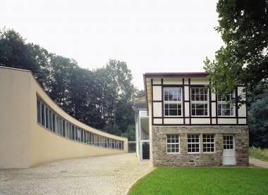 Das historische 'Krumme Haus' (r. ) im LWL-Freilichtmuseum ist restauriert, das ebenfalls gekrümmte neue Verwaltungsgebäude (l. ) ist fertiggestellt. <br>Foto: LWL</br>