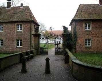 : Das Eingangstor zum Barockkloster Bentlage mit seinen schlichten Gärten und imposanten Alleen. Der LWL bietet hier am 15. September einen kostenlosen Gartenspaziergang an.  <br>Foto: LWL</br>