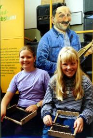 Kinder können im LWL-Museum lernen, am Handwebrahmen zu weben. <br>Foto: LWL</br>