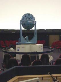 Der Projektleiter des LWL-Planetariums lässt einen Sternenhimmel mit über 9.000 Fixsternen an einer Kuppel mit 20 Metern Durchmesser erstrahlen. <br>Foto: LWL</br>