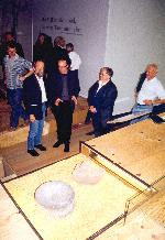 Im neuen Westfälischen Museum für Archäologie wird Maß genommen. An einem Ausschnitt probieren die Archäologen und Gestalter, ob die neue Dauerausstellung wie geplant realisiert werden kann. <br>Foto: LWL/Mühlenbrock</br>