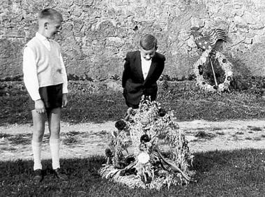 Zwei Jungen bewundern 1966 eine Erntekrone in Brakel-Abbenburg (Kreis Höxter).<br>Foto: LWL</br>