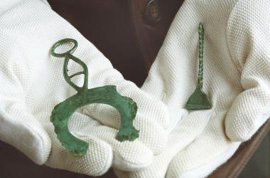 Rasiermesser (links) und Pinzette sahen vor 3.000 Jahren anders aus als heute. <br>Foto: LWL/Egbert</br>