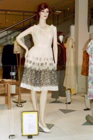 Schick mit Spitze: Damenkleid aus Sachsen. <br>Foto: LWL</br>