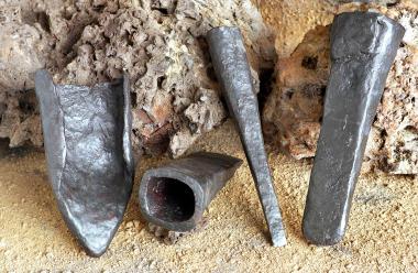 Mehrere Meissel und eine Pflugschar aus der umfangreichen Eisenproduktion bei Burbach vor ungefähr 2.300 Jahren. <br>Foto: LWL/Egbert</br>
