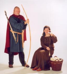 Bogenbauen und Garn spinnen zeigen Norbert Reuther und Alessandra Schmelzer im Westfälischen Römermuseum. <br>Foto: LWL/Sagurna</br>