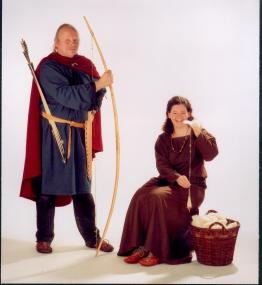Bogenbauen und Garn spinnen zeigen Norbert Reuther und Alessandra Schmelzer im Westfälischen Römermuseum.<br>Foto: LWL</br>