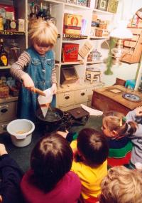 Im Krämerladen dürfen die Vorschulkinder Linsen mit einer alten Waage abwiege. <br>Foto:LWL</br>