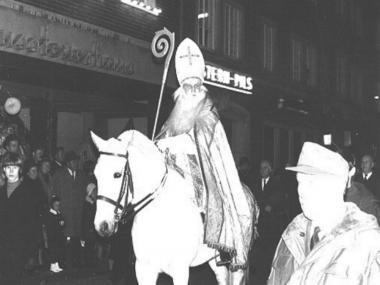 St. Martin auf einem Schimmel beim Umzug 1966 in Bocholt (Kreis Borken). <br>Foto: LWL</br>
