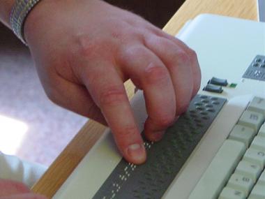Zu den Aufgaben des LWL-Integrationsamtes gehört es, Arbeitsplätze behinderungsgerecht auszustatten, zum Beispiel mit einer Computer-Braille-Zeile für blinde Menschen.<br>Foto: LWL</br>