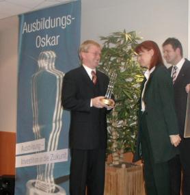 Bundesbildungsministerin Edelgard Bulmahn (r.) hat Andreas Westerfellhaus den 'Ausbildungsoskar 2002' übergeben. <br>Foto: LWL</br>