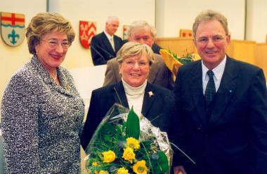 Maria Seifert (Mitte) ist neue Vorsitzende der Landschaftsversammlung.Zur ihrer Wahl gratulierten der bisherige Vorsitzende, Dieter Wurm, und die stellvertretende Vorsitzende, Marianne Wendzinski (links).<br>Foto: LWL/Emmerich</br>