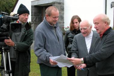 Auf Anregung von Benno Hörst (r.) produziert der LWL zur Zeit gemeinsam mit dem Mitteldeutschen Rundfunk eine Filmbiografie über den couragierten Pfarrer Hermann Scheipers (2. v. r.) und dessen Zwillingsschwester Anna.<br>Foto: LWL</br>