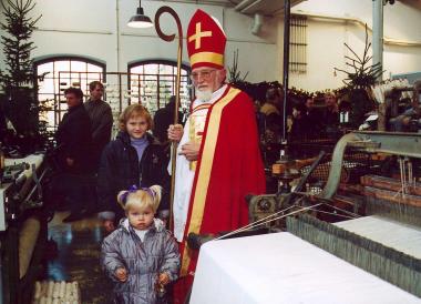 Am Sonntag verteilt der Nikolaus auf dem Adventsmarkt des LWL-Museums kleine Geschenke an die Kinder.   <br>Foto: LWL</br>