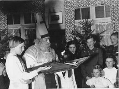 Viele Bräuche ranken sich um den Nikolaus. Das Foto entstand in den 50-er Jahren des vergangenen Jahrhunderts in einer Familie in Münster-Nienberge.<br>Foto: LWL/Risse</br>