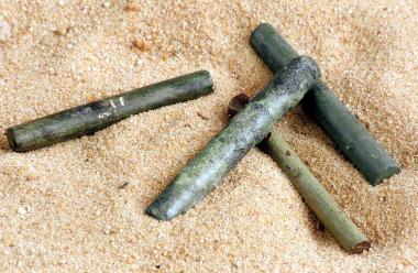 Aus massiver Bronze und kaum fingerlang: Mit Hilfe dieser Stäbchen haben die Germanen im 3. und 4. Jahrhundert den Willen der Götter enträtselt - diese vier stammen von der Zeche Erin in Castrop-Rauxel.<br>Foto: LWL/M.Egbert</br>