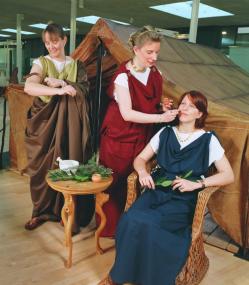 Sabine Holländer, Michaela Löbbert und Birgit Niemann (von links) zeigen am 19. Januar im Westfälischen Römermuseum Haltern, wie sich die Römerinnen pflegten. <br>Foto: LWL</br>