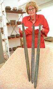 Die drei Prunkschwerter gehören zu den herausragenden Bronzefunden Westfalens - wahrscheinlich hatten Stammesfürsten sie vor 2800 Jahren vergraben, um ein Bündnis zu besiegeln. <br>Foto: LWL/Egbert</br>