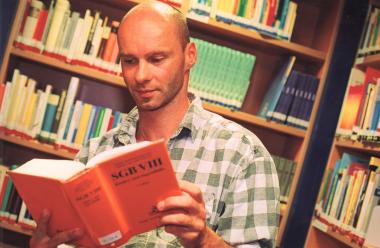 Stefan Geiselhart lernt für das Examen: Das ist auch am Westfälsichen Berufskolleg des LWL in Hamm nicht anders als an anderen Schulen. <br>Foto: LWL</br>