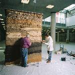 Der Profilblock aus der Welle in Bielefeld ist so groß, dass er im Herbst als erstes in die Halle des Archäo-logie-Museums gebracht wurde. Nach seiner Herrichtung haben ihn die Restauratoren eingepackt, damit er während des Einbaus der Ausstellung keinen Schaden nimmt. Foto: <br>LWL/ Brentführer</br>