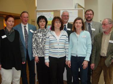 Das Vormundschaftswesen stan im Mittelpunkt der Tagung. Raimung Wiedau (3.v.r.) und Wolfgang Rüting (2.v.r.) vom Verein 'Kinder haben Rechte' stellten mit den Projektpartnern aus Minden, Soest, Gladbeck und Lippstadt die Ergebnisse vor. <br>Foto: LWL</br>