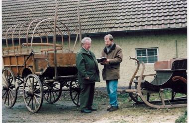 Alois Hüser (l.) übergab die Spitzenstücke seiner Kutschensammlung an Jan Carstensen, Sammlungsleiter des LWL-Museums.  <br>Foto: LWL</br>