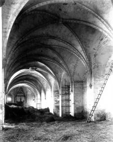 Das Kloster Dalheim der Augustiner-Chorherren wurde am 21. Februar 1803 als eines der ersten westfälischen Klöster aufgehoben. Es wurde in einen landwirtschaftlichen Betrieb umgewandelt,  in die Kirche wurde eine Zwischendecke eingezogen, die als Heuboden genutzt wurde, darunter standen Pferde.<br>Foto: LWL</br>