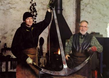 Uwe und Hans Werner Hoffmann (v.l.) haben in ihrem Wuppertaler Schmiedebetrieb einen 130 Jahre alten Anker nachgeschmiedet <br>Foto: LWL</br>