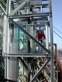 In einer halben Minute bringt der neue Panorama-Lift die Besucher 35 Meter hoch bis zur Gichtbühne.  <br>Foto: LWL/Hudemann</br>
