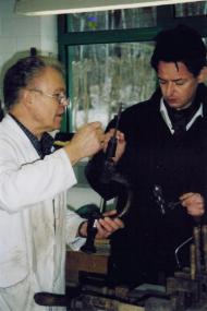 Möbelrestaurator Manfred Dröge und Kunsthistoriker Dr. Ralf Nitschke bereiten die Ausstellung 'Feine Möbel aus Westfalen' vor. <br>Foto: LWL</br>