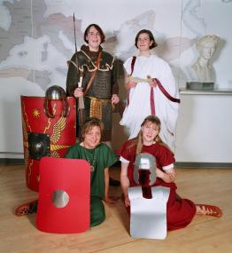 Die Museumspädagoginnen Marianne Gorissen (hinten links), Ulrike Frohn (hinten rechts), Gudrun Neuhaus (vorn links) und Petra Becker (vorn rechts) sind gut gerüstet für die Fragen der Besucher.<br>Foto: LWL/Sagurna</br>