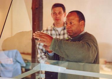 Arbeiten mit Glas: Therman Statom mit Heikko Schulze Höing vom Westfälischen Industriemuseum Glashütte Gernheim. <br>Foto: LWL/Egbert</br>