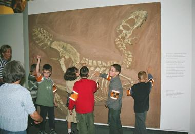 Am Abguss des Tarbosaurus ertasten Kinder der Westfälischen Schule für Blinde und Sehbehinderte Münster die Merkmale von Raubsauriern. <br>Foto: LWL/Sagurna</br>