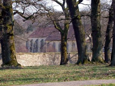 Blick durch den Eichengarten auf das Kloster. <br>Foto: LWL/Preißler</br>