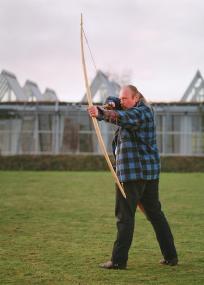 LWL-Archäologe Norbert Reuther mit selbstgebautem germanischen Bogen vor dem Westfälischen Römermuseum Haltern. <br>Foto: LWL/Sagurna</br>