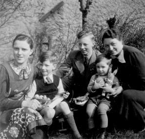 Die Kinder dieser Familie aus Bochum-Laer haben 1939 Eier gesucht, die der Osterhase versteckt hat. In Westfalen glaubten die Kinder ursprünglich, dass Fuchs und Kranich die Ostereier bringen.<br>Foto: LWL</br>