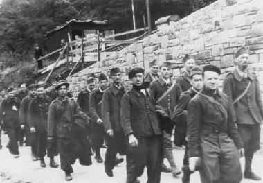 Zwangsarbeiter in Hattingen auf dem Weg vom Lager zur Arbeit (1941).  <br>Repro: LWL</br>