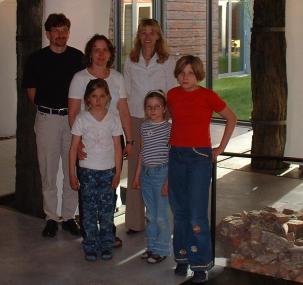 Ein Foto fürs Album: Die Familie Moschner aus Verl mit ihren drei Töchtern Cornelia Maria (10), Debora Corinna (9) und Rabea Chaira (7) (v. l.) und Museumsleiterin Dr. Barbara Rüschoff-Thale (hinten r.).<br>Foto: LWL</br>